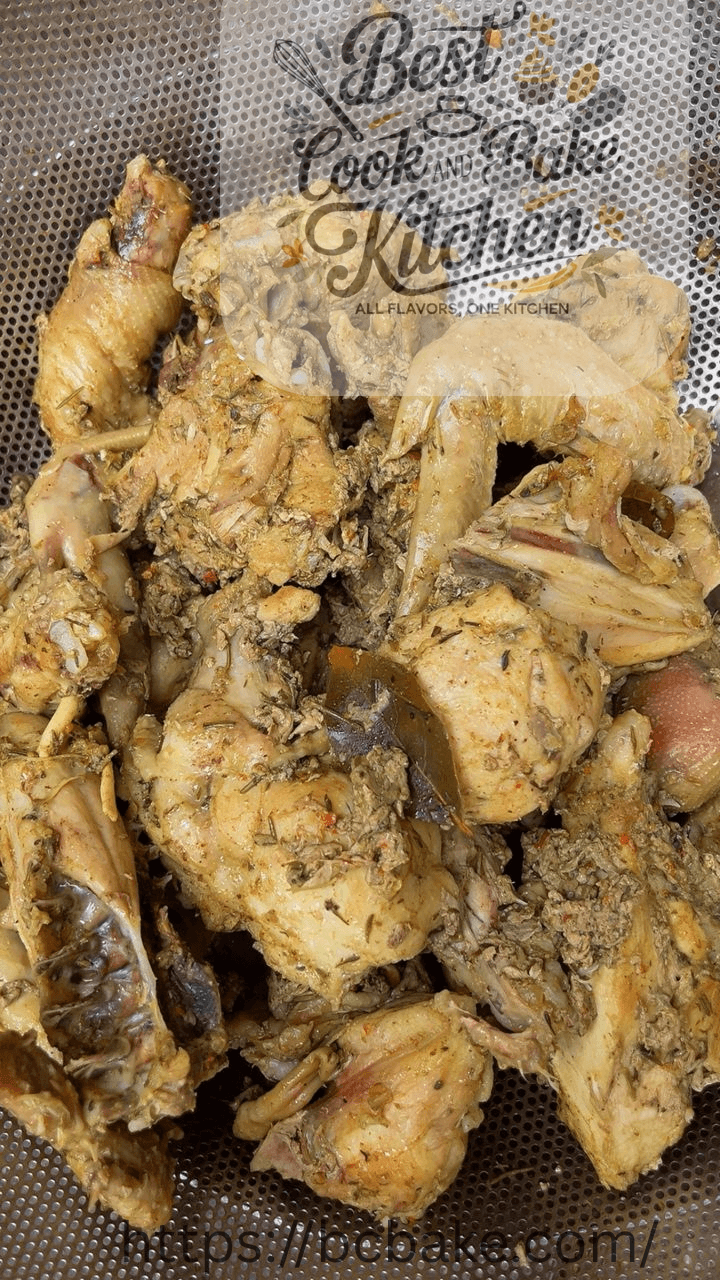 Cooked pieces of chicken in a sieve kept to drain.